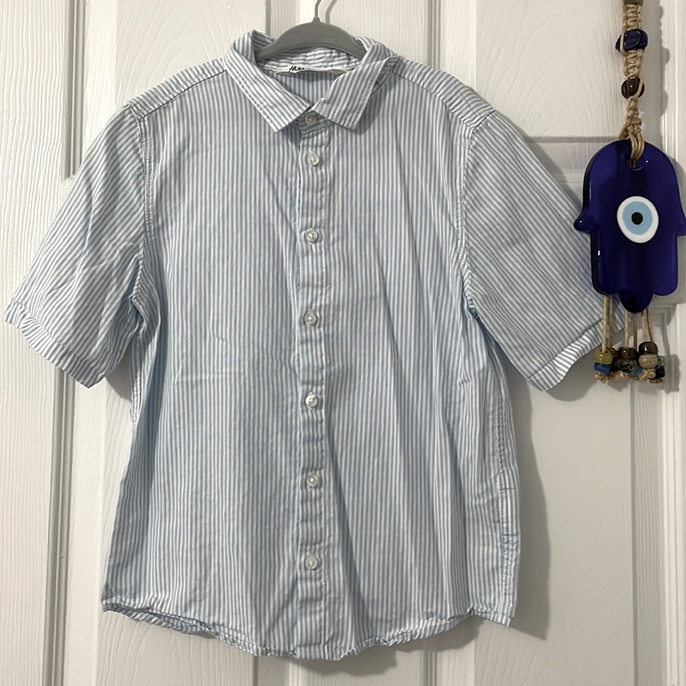 H&M Short Sleeve Button Up Collar Shirt Size 7-8 Blue and White Pin Stripe 💙🤍